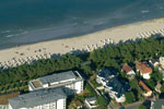 Luftbild: Haus Strelasund und der Strand